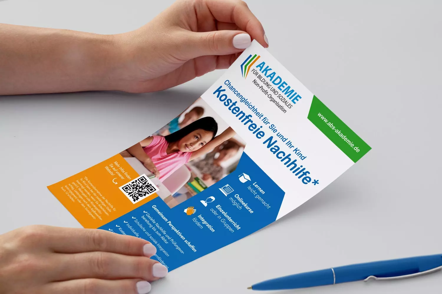 Professionell und sympatisch designter Flyer für die Akademie für Bilderung und Soziales auf dem es um kostenfreie Nachhilfe geht