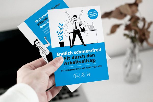 Positiv und modern gestalteter Flyer für Physiotherapie am Arbeitsplatz mit auffälliger blauer Farbgebung