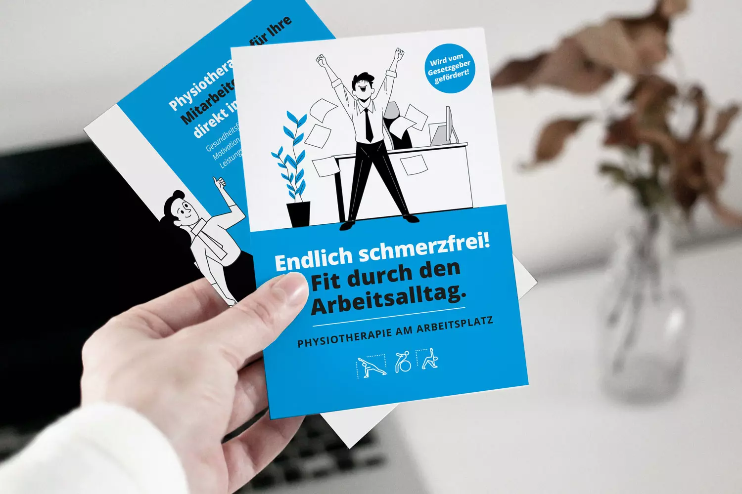 Positiv und modern gestalteter Flyer für Physiotherapie am Arbeitsplatz mit auffälliger blauer Farbgebung