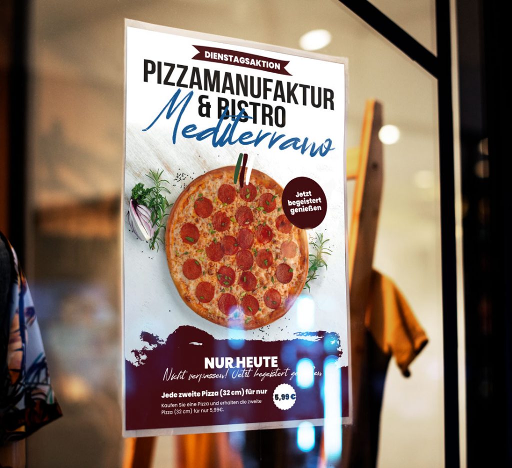 Professionell gestaltetes Plakat für ein Pizza-Restaurant hängt im Schaufenster